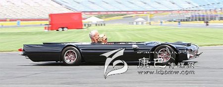 世界上最“扁”的汽車 躺著開！