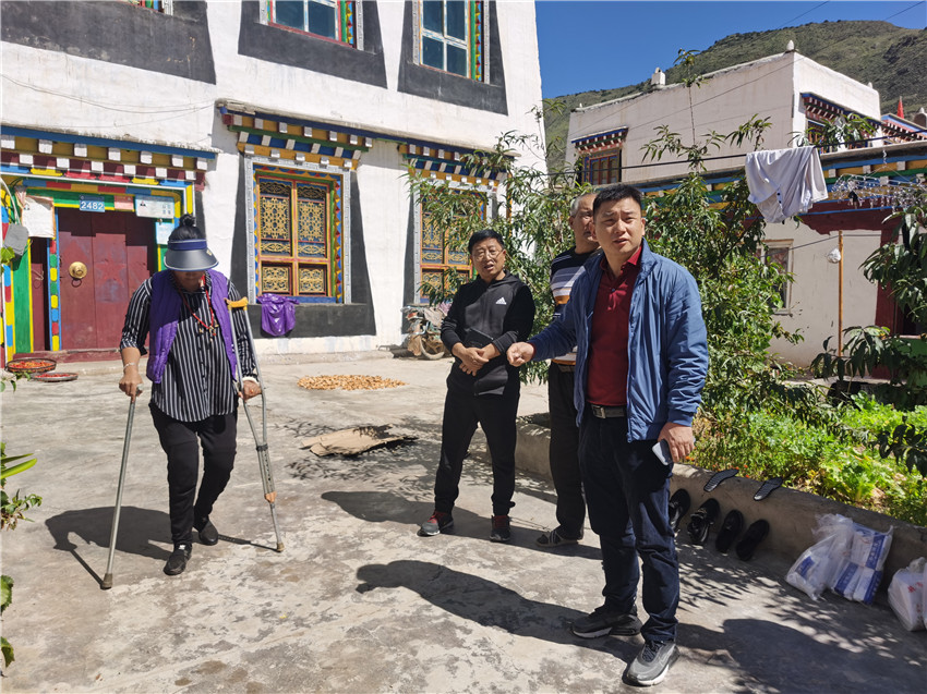 開展助殘行動(dòng).jpg 開展助殘行動(dòng).jpg