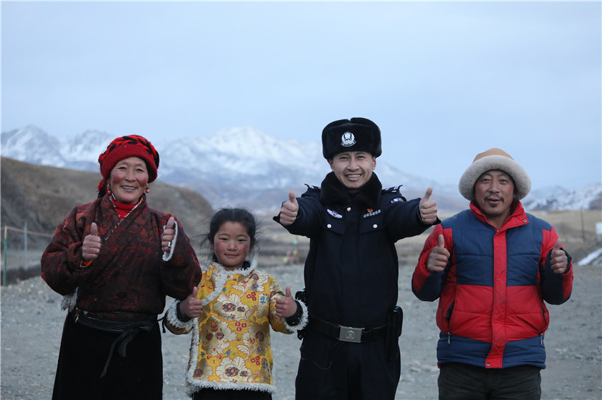 羅桑達娃和群.jpg 羅桑達娃和群.jpg