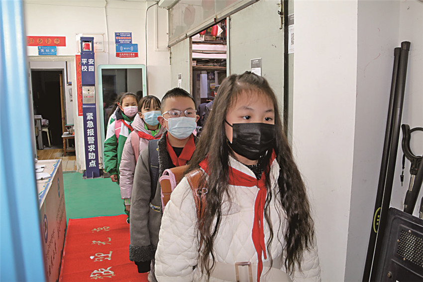 圖為學(xué)生排隊.jpg 圖為學(xué)生排隊.jpg