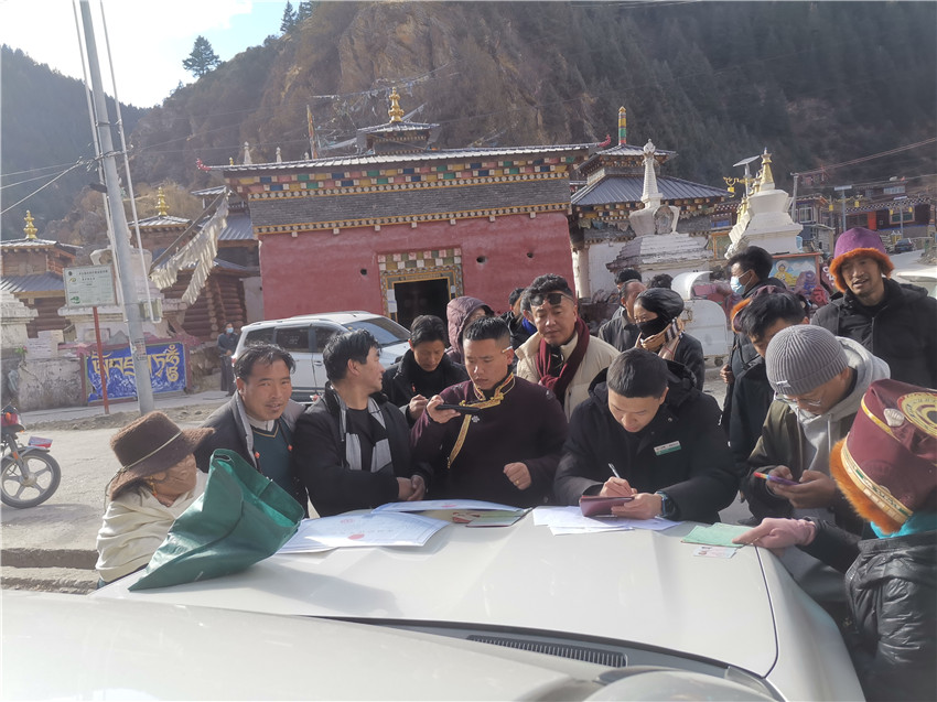 別樣的汽車銀行很接地氣，農(nóng)行德格縣支行開展農(nóng)戶信息建檔，現(xiàn)場為百姓開展金融服務。.jpg