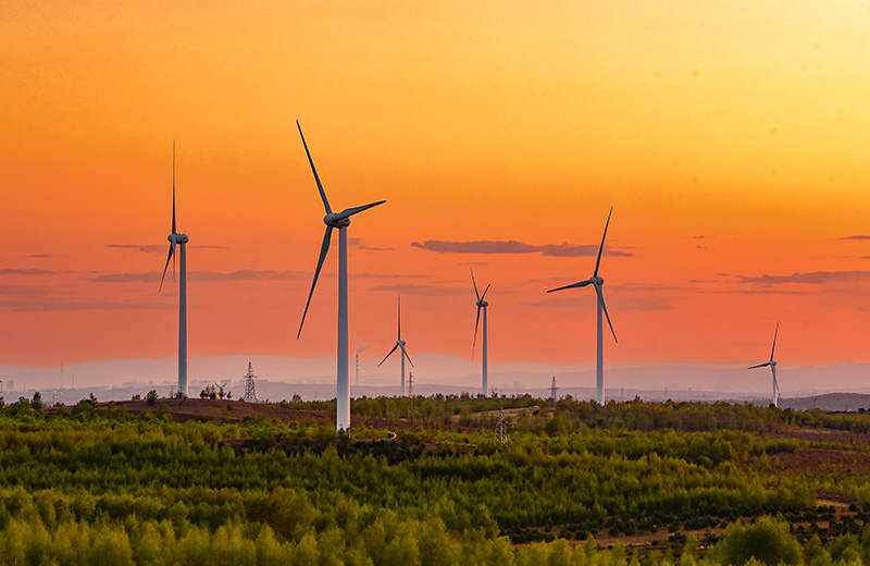 2023年5月23日清晨拍攝的內(nèi)蒙古興安盟烏蘭浩特市呼和馬場風(fēng)力光伏發(fā)電場內(nèi)的風(fēng)機(jī)。