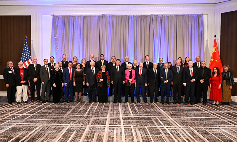 這是美國(guó)友好團(tuán)體聯(lián)合歡迎宴會(huì)開(kāi)始前，習(xí)近平主席會(huì)見(jiàn)飛虎隊(duì)和史迪威將軍后人、鼓嶺、艾奧瓦州、華盛頓州等方面友好人士代表，同他們親切交談并合影留念。