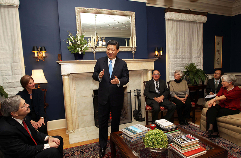 習(xí)近平2012年訪(fǎng)美時(shí)與老朋友敘舊場(chǎng)景。