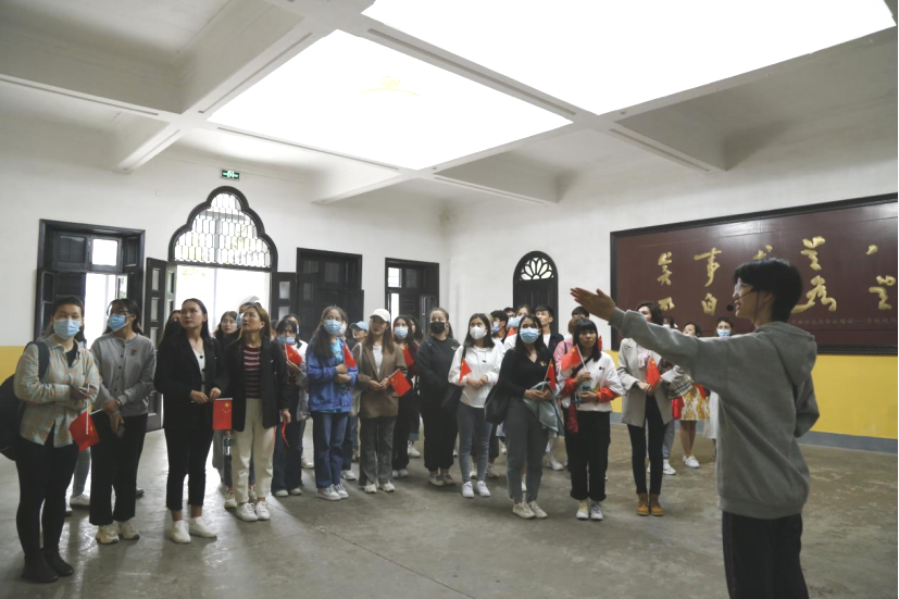 2021年5月20日，在喜迎中國共產(chǎn)黨建黨100周年之際，我校開展了少數(shù)民族學生“學黨史、感恩黨、跟黨走”紅色研學活動。