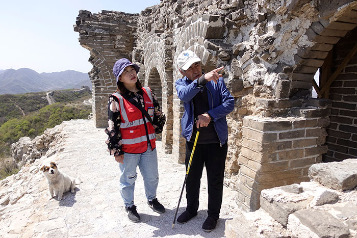 在明長(zhǎng)城遺址上，梅景田給外甥女劉紅巖講述長(zhǎng)城故事。