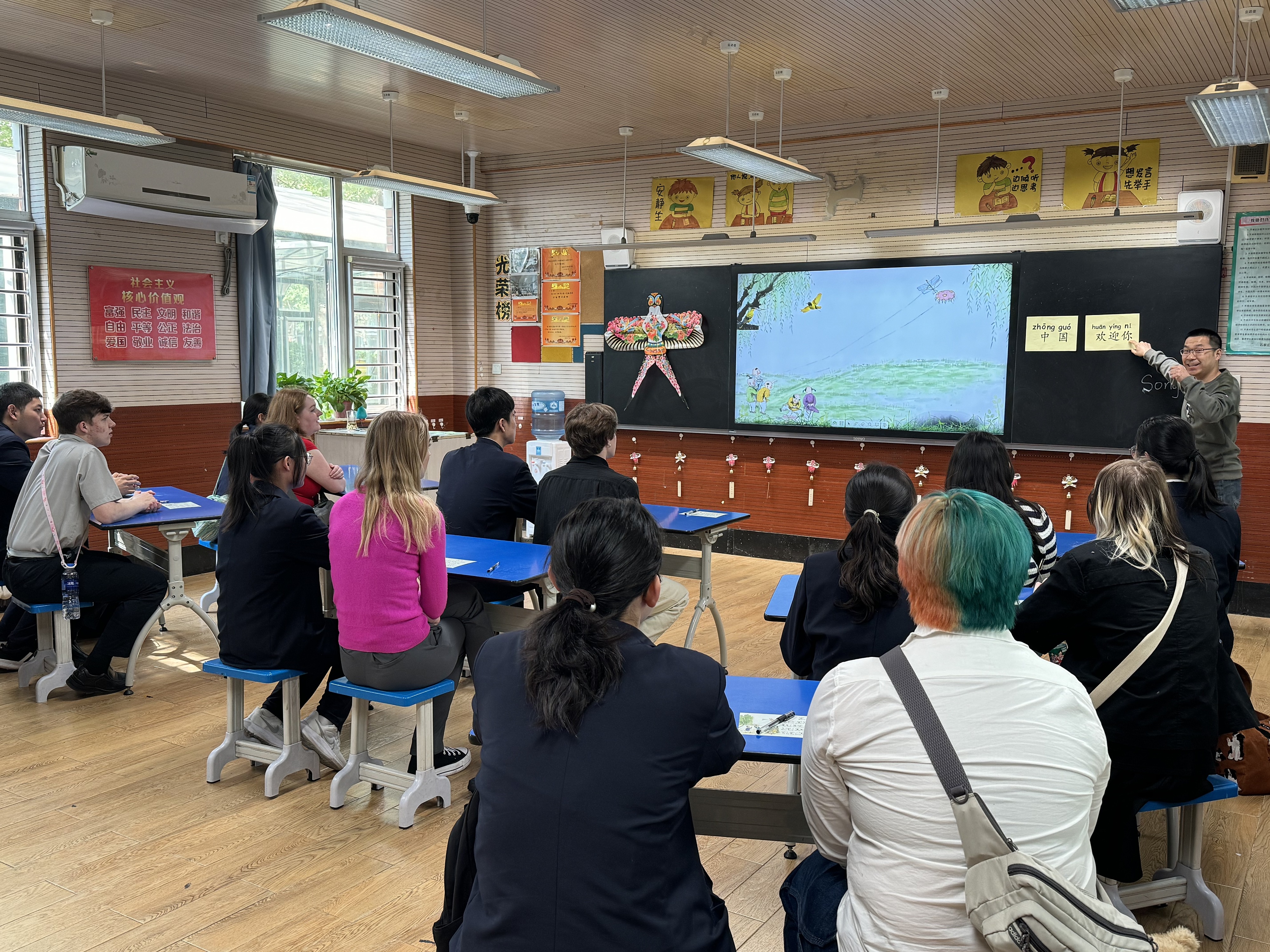 2024年4月20日，美國艾奧瓦州馬斯卡廷高中“友誼傳承”研學團來到石家莊外國語學校，中美學生同上一節(jié)中文課。