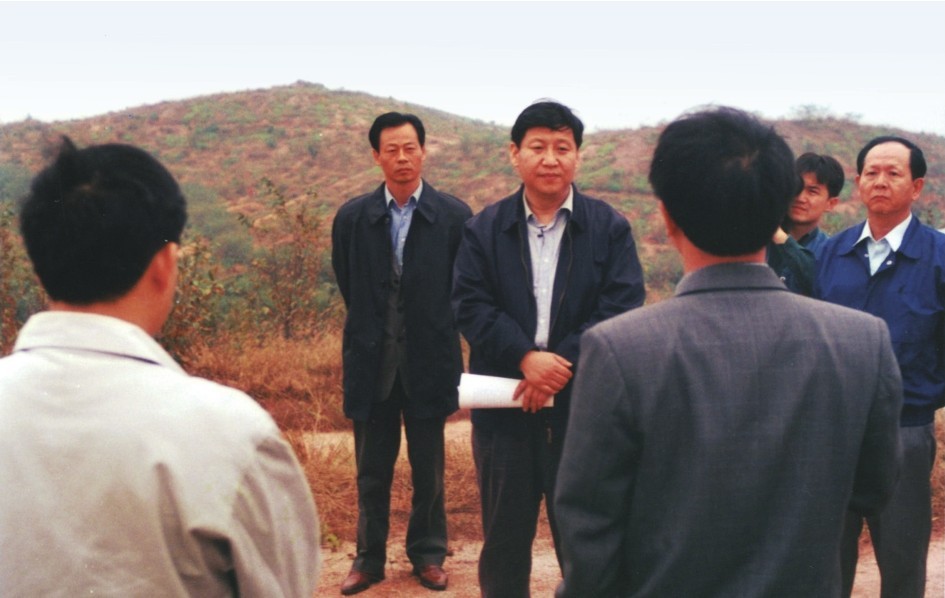 1999年11月，習(xí)近平在龍巖市長汀縣河田水土流失治理區(qū)調(diào)研。圖源：《習(xí)近平在福建（下）》