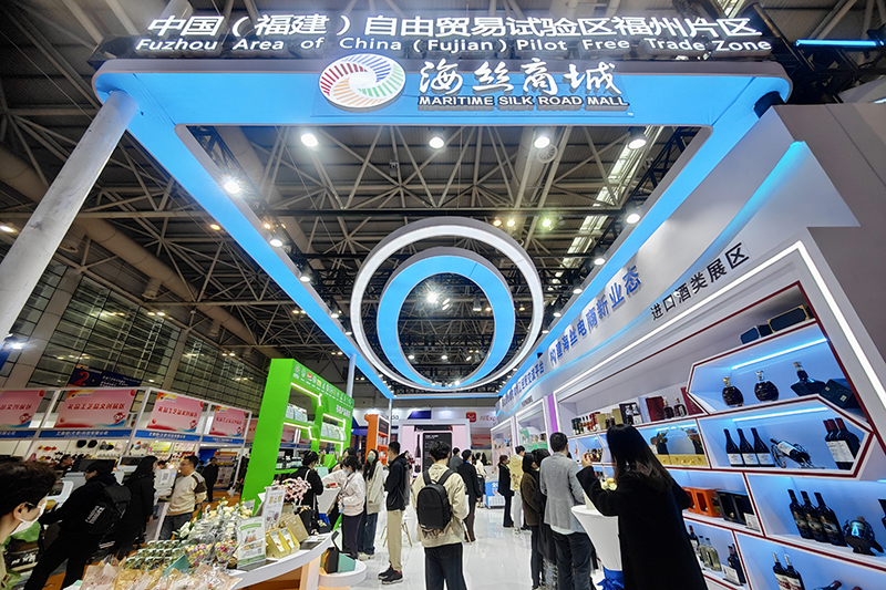 2024年3月18日，第四屆中國(guó)跨境電商交易會(huì)在福建福州開幕。展會(huì)聚焦“鏈接跨境全流域 共建電商新生態(tài)”，集聚全國(guó)80余個(gè)外貿(mào)產(chǎn)業(yè)帶的上千家供應(yīng)鏈企業(yè)。