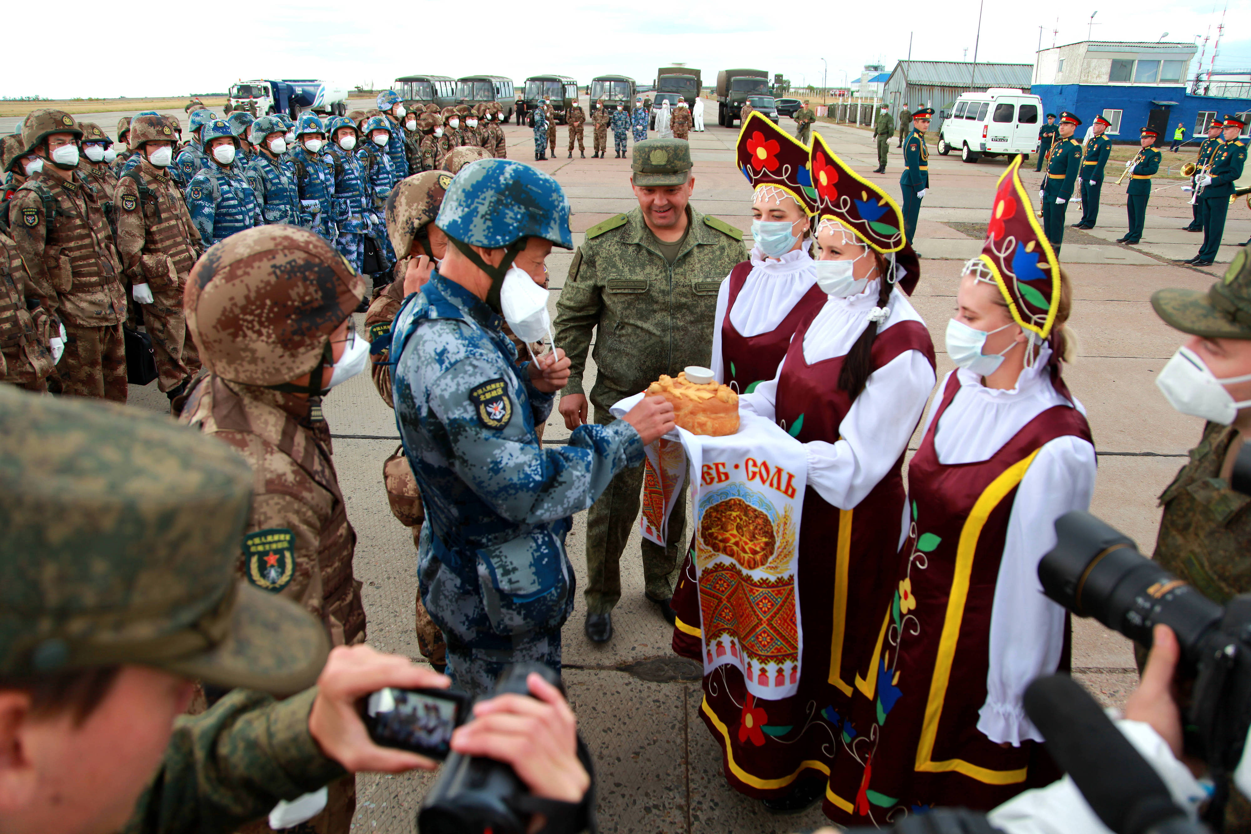 當(dāng)?shù)貢r(shí)間2021年9月10日，跨境參加“和平使命-2021”上海合作組織成員國(guó)聯(lián)合反恐軍演的中方部隊(duì)導(dǎo)演部抵達(dá)俄羅斯奧倫堡“東古茲”靶場(chǎng)演習(xí)地域。圖為俄方人員為中方人員舉行歡迎儀式。