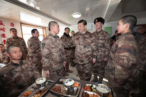 2014年1月26日中午，習(xí)近平來到連隊(duì)食堂，同戰(zhàn)士們一起用餐。新華社記者 李剛 攝