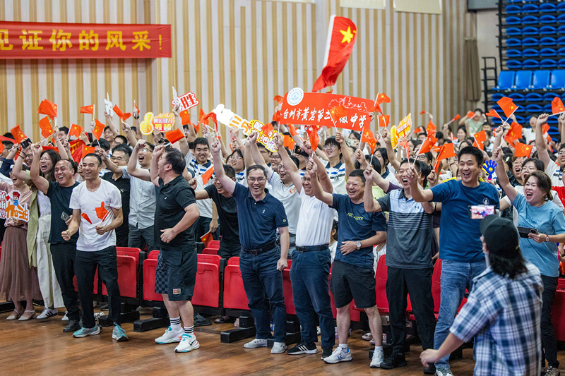 北京時(shí)間7月27日，2024年巴黎奧運(yùn)會(huì)首個(gè)比賽日，在射擊10米氣步槍混合團(tuán)體比賽中，中國(guó)選手黃雨婷/盛李豪獲得金牌。圖為黃雨婷的母校師生們通過收看奧運(yùn)直播的方式為她加油助威。